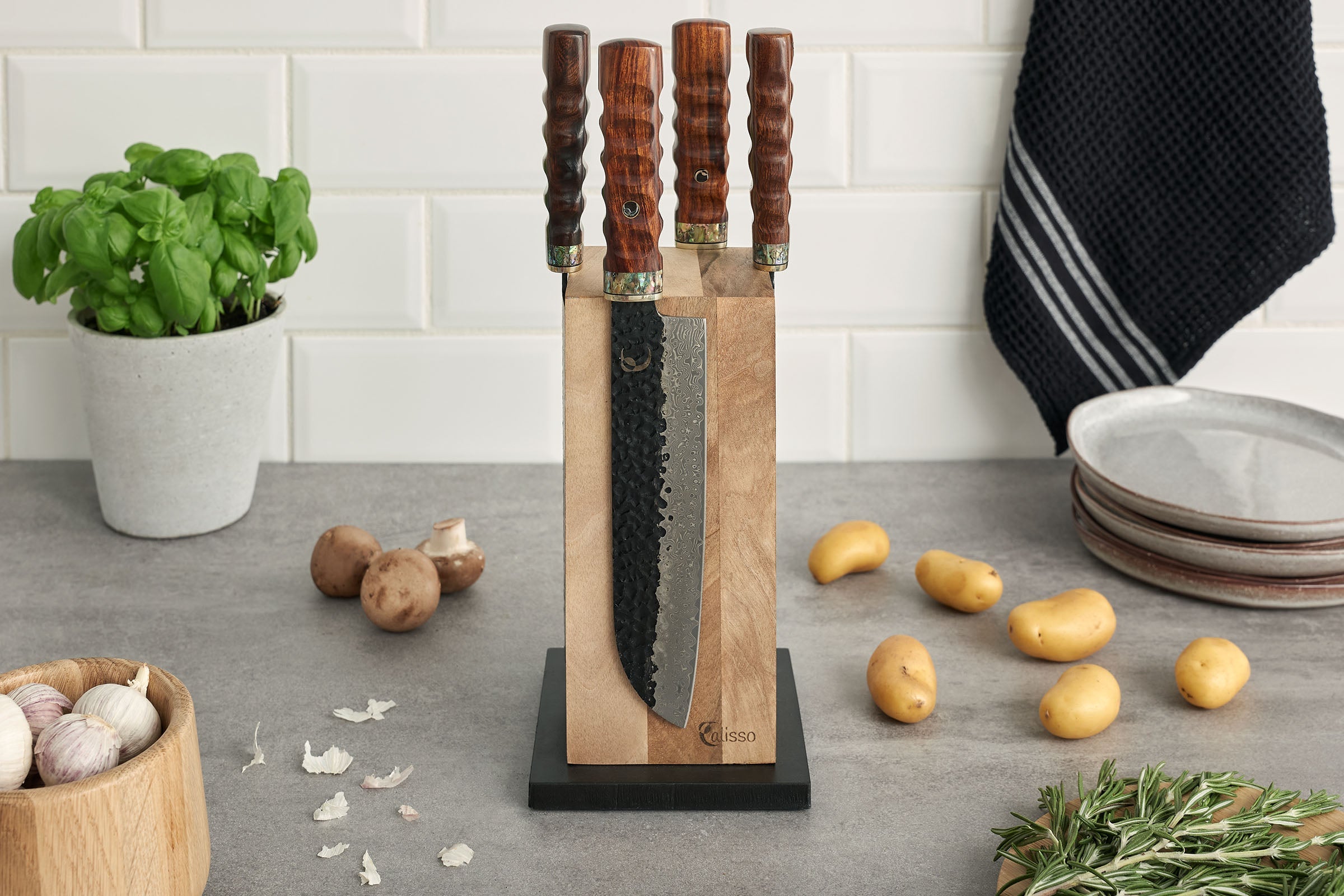 Messersäule Walnuss mit Messern - الصورة 3