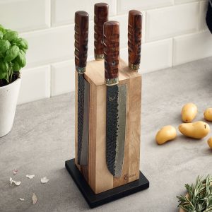 Messersäule Walnuss mit Messern